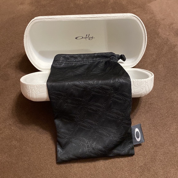 Oakley glasses case and pouch - Picture 4 of 4